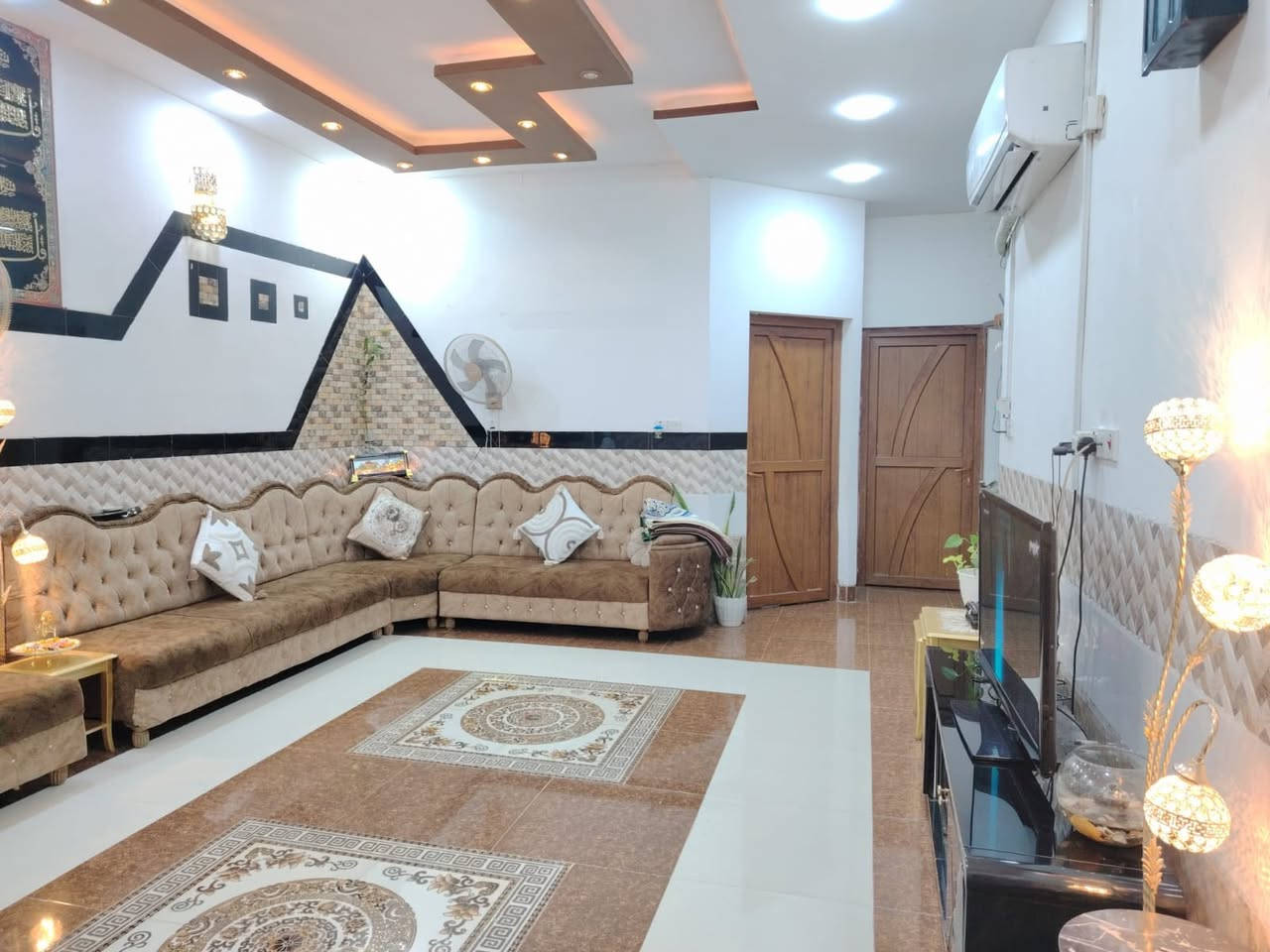 دار للبيع …

المساحة ١٥٤ متر. ٧*٢٢  اتجاة قبلة…

البناء ٢٠١٤سنة  غرف النوم ٤ مع استقبال …

حي البكر قرب شارع الاطباء …

للاستفسار *********** /***********

مكتب الكوفة
