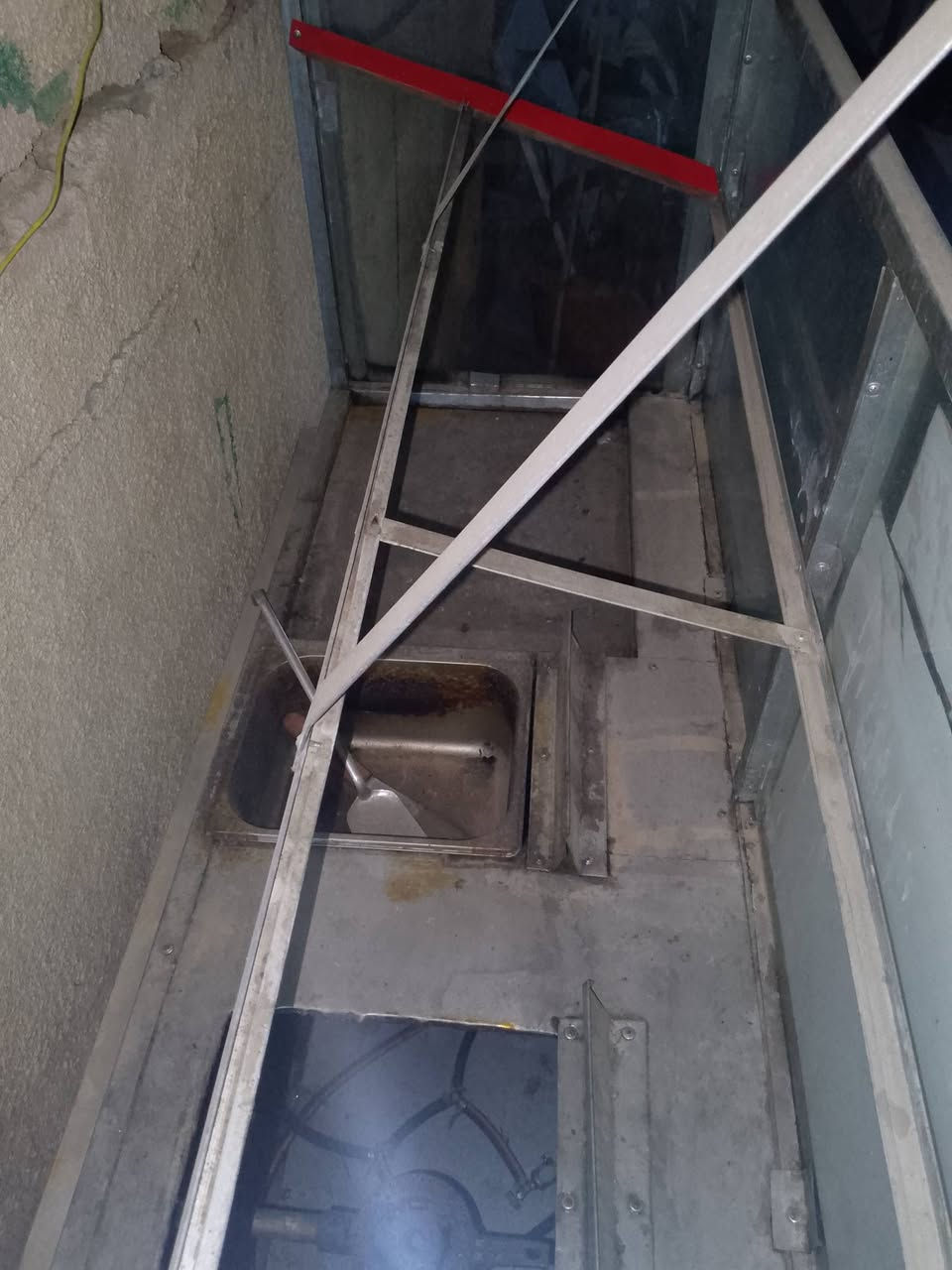 للبيع عربانه مال بركر كامله تحتوي على شوايه بركر وثنين طباخات تكلاه عربانه جبتها قبل شهر 350 اريدها اب 225 
رقم الهاتف /***********
العنوان بغداد حي الكوفه
