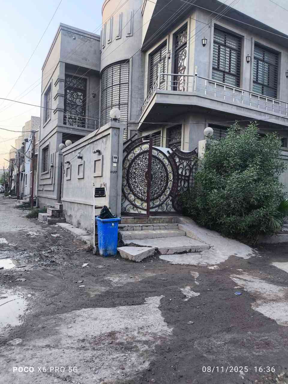 اعلان للبيع
دار مساحته 130
الوجه 10 نزل 13 ركن 
ملك 100 متر 30 اوقاف 
فرع سليم دروش بشارع 12 
يبعد عن الشار العام 100 
يحتوي على صاله ومطبخ 
وحولي اربع غرف نوم 
وخدمات فوك وجواه وخارجيه 
اللا ستفسار مكتب المصطفى 
هاتف ***********
