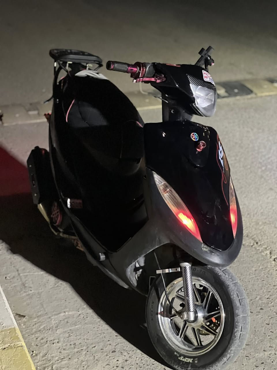 م
ماكس عدلة 

بوشة 49 بلاد

مكينته خرسه ونضيفه 

نكره صلف بكل وقت

وكدامك دراجه باصورة وتجي وشوفه بعينك

بيها يدات بريك كرزي
و
كشن أربع ولفات 
شيال كرزي

دبل كرزي

قبق افلوين كرزي

قبق عنبار كرزي
و
ويل كروم

قاعده رقم 

قبق عنبار كرزي

ملقط ستايل

صلنصه FM

الساعر 850وبيها مجال 
مكاني الرمادي 

***********
