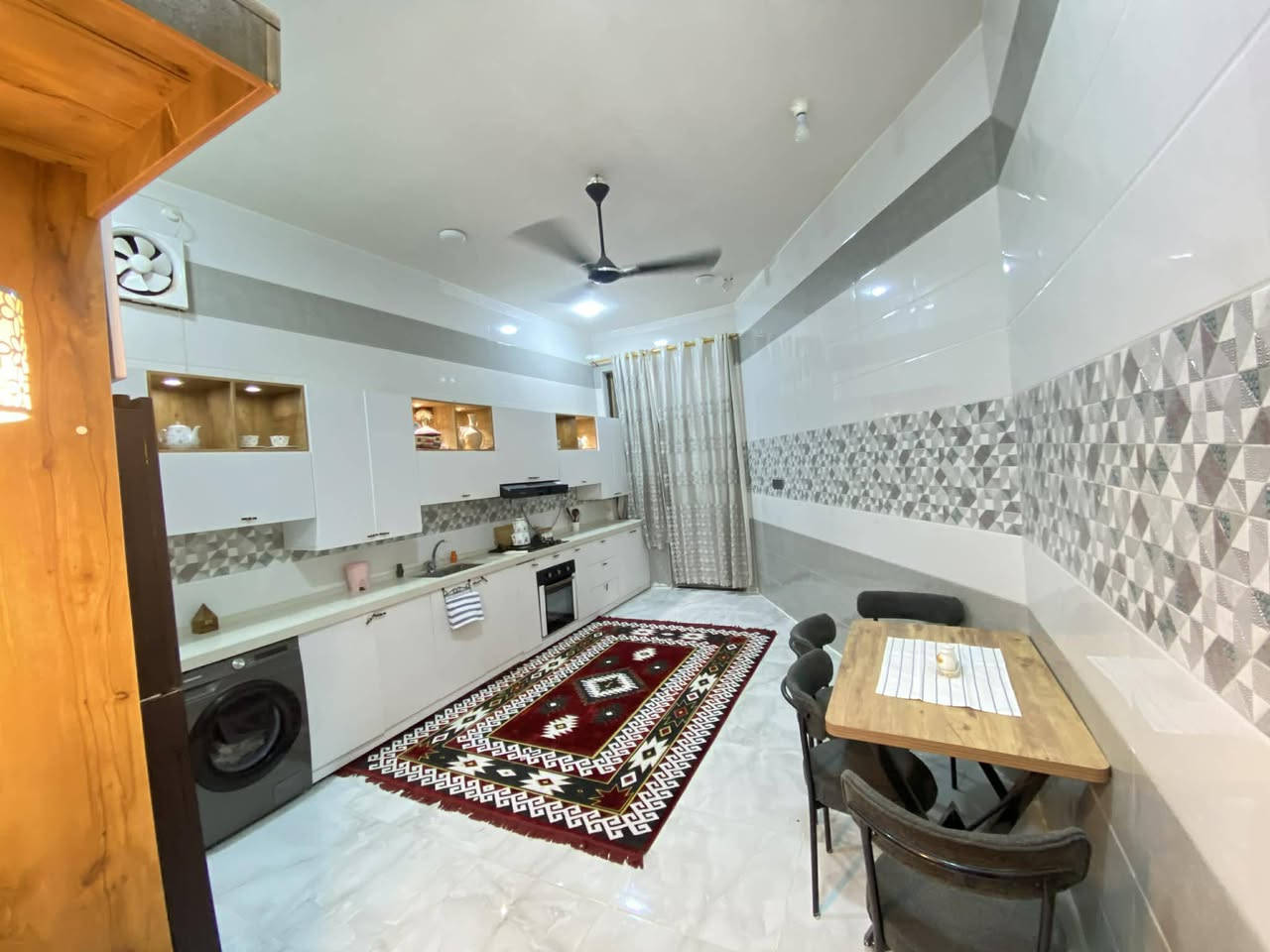 السلام عليكم 
بيت للبيع 
سند ٢٥   گريطعه قرب سيطره الوزير يبعد عن المركز كيلو واحد 
المساحه ٢٢٠ متر 
غرفتين ، صاله ، مطبخ ، استقبال ، غرفه جلوس ، مجمعين صحيات ، كراج 
بناء ٢٠٢٣ كامل على اخر حبايه 
البيع مع او بدون الاثاث حسب المشتري 
السعر 160 بيه مجال بسيط
للاستفسار اكثر الاتصال 
***********
