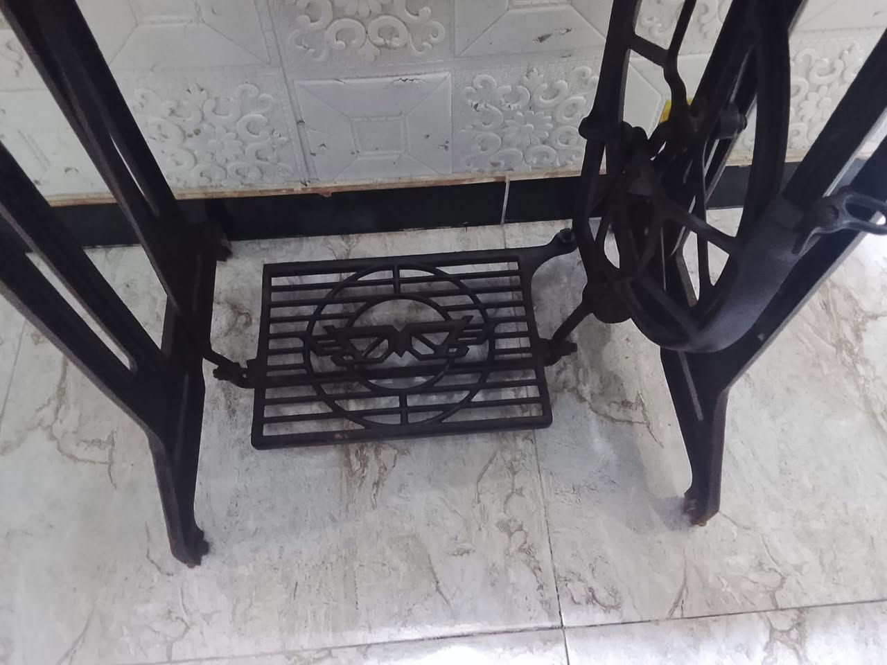 مكينه ام الفراشه الاصليه القديمه مع ميزها القديم الاصلي الثقيل تخيط رجل وكهرباء مع الميز بسعر 175 الف متوفر توصيل لكافه العراق للحجز خاص


**إذا كنت صاحب هذا الإعلان وتريد حذفه لأي سبب، رجاءا أرسل رسالة إلى الدعم الفني**