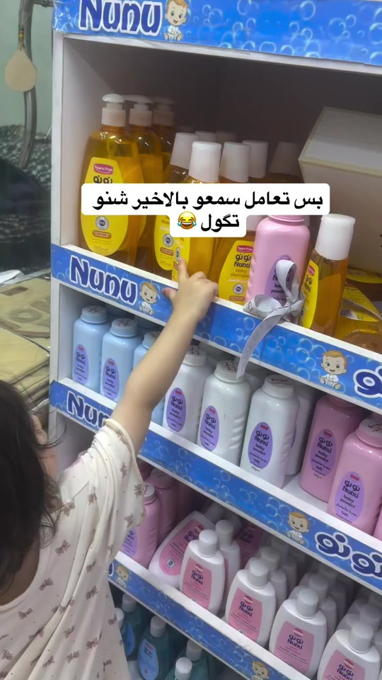 حجز واتساب حافظة الممات (أو حقيبة/حافظة الرضّاعات) هي من الإكسسوارات الأساسية والعملية جداً لكل أم خارج المنزل، حيث صُممت خصيصاً للحفاظ على درجة حرارة الحليب أو الماء (سواء كان دافئاً أو بارداً) لفترات طويلة، وحماية الرضّاعات من التلوث أو الكسر. 💡 فوائد وأهمية حافظة الممات  الحفاظ على الحرارة (عزل حراري): تحتوي على طبقة داخلية عازلة (غالباً من القصدير أو مواد حرارية مخصصة) تحافظ على دفء الماء لتحضير الحليب الصناعي فوراً، أو تبقي الحليب الطبيعي المشفوط بارداً لمنع تلفه.  الحماية والنظافة: تحمي الرضّاعات (الممات) من التعرض للأتربة، الميكروبات، أو التلوث أثناء التواجد في الأماكن العامة.  الترتيب وسهولة الوصول: تمنع انسكاب الحليب داخل حقيبة الخروج الكبيرة، وتجعل الوصول إلى الرضّاعة سريعاً ومنظماً. 🎒 أنواع حافظات الممات تتوفر الحافظات بأشكال وأحجام مختلفة لتناسب كافة الاحتياجات: 1 الحافظة الفردية (لرضّاعة واحدة):  تأتي بحجم صغير وخفيف، ومزودة بعلاقة (ستريب) لتثبيتها في عربة الأطفال (الستولر) أو حقيبة اليد. ممتازة للمشاوير السريعة. 2 الحافظة المتعددة (تتسع لـ 2 إلى 4 ممات):  حجمها أكبر وتصلح للرحلات الطويلة، السفر، أو لتوائم. غالباً ما تحتوي على جيوب إضافية لعلب بودرة الحليب أو اللهايات. 3 الحقائب الحرارية المتكاملة (Thermo-bags):  حقيبة ظهر أو كتف مخصصة بالكامل للأم، تحتوي على قسم حراري معزول للممات بالإضافة إلى مساحات للحفاضات والملابس. 🛠️ مواصفات يجب التركيز عليها عند الاختيار إذا كنتِ تبحثين عن حافظة عملية وعالية الجودة لمتجركِ أو للاستخدام الشخصي، يُفضل التركيز على النقاط التالية:  جودة العزل الداخلي: التأكد من أن الطبقة العازلة سميكة ومصنوعة من مواد آمنة وغير سامة (خالية من BPA).  مقاومة الماء وسهولة التنظيف: يجب أن تكون البطانة الداخلية مقاومة للماء وسهلة المسح والتنظيف في حال انسكاب الحليب.  قوة السحاب (الوحيد): السحّابات المتينة تضمن إغلاقاً محكماً يمنع تسرب الهواء الحراري إلى الداخل.  التصميم والألوان: الألوان الحيادية أو النقشات اللطيفة والمودرن تجعلها قطعة إكسسوار أنيقة بجانب كونها عملية.


**إذا كنت صاحب هذا الإعلان وتريد حذفه لأي سبب، رجاءا أرسل رسالة إلى الدعم الفني**