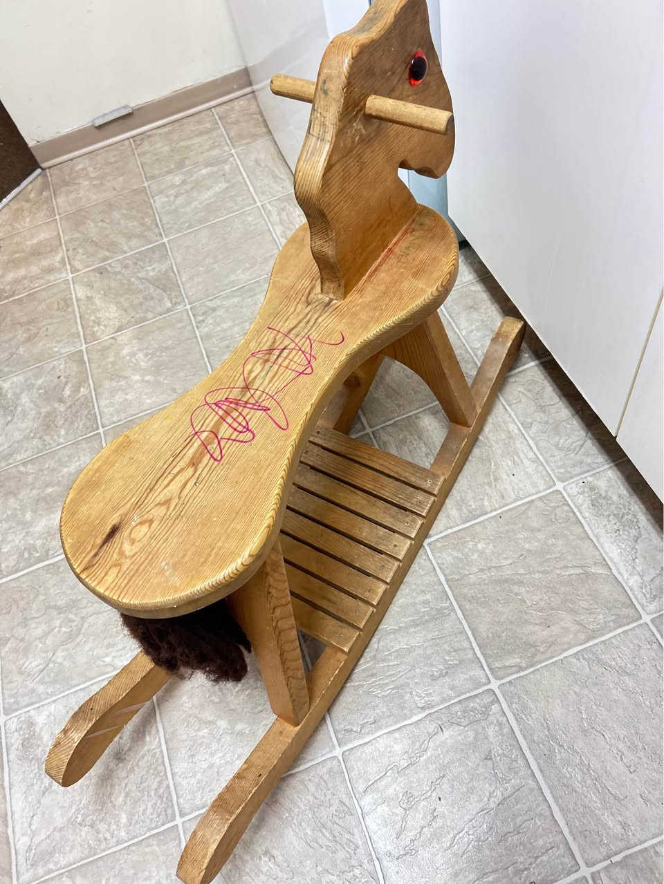 Wooden rocking horse has a natural finish with a yarn tail. This toy is constructed from solid wood and features red plastic eyes and a slatted footrest. Burnaby, BC


**إذا كنت صاحب هذا الإعلان وتريد حذفه لأي سبب، رجاءا أرسل رسالة إلى الدعم الفني**
