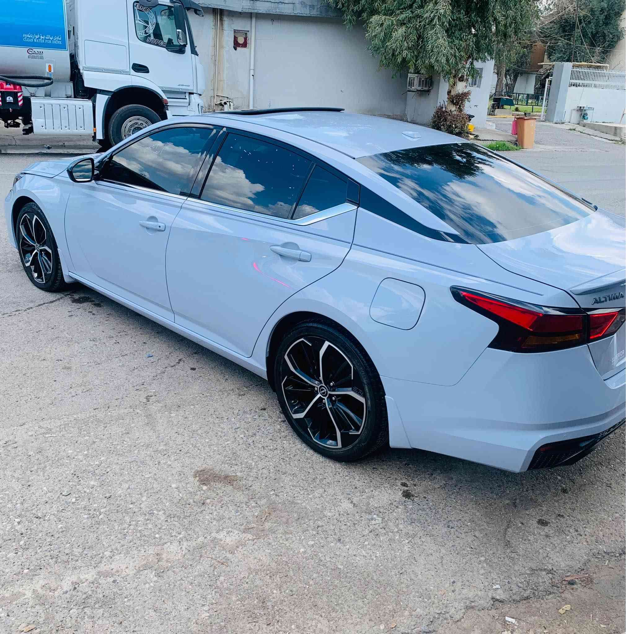 نیسان التیما ٢٠٢٤
مواسەفات Sr پلەس
سلاید شاشە گەورە 
کوشن جلد و کارەبایی و هیتەر
وایەرلێس چارچ
٢٤ هەزار رۆیشتووە
نیو چاملغی دواوەی بۆیاغه
بێ ژۆرێ بێ ئەرباگ

رەقەم کاتییە و ٩٠ رۆژی لەگەلە

*********** أربيل, العراق
