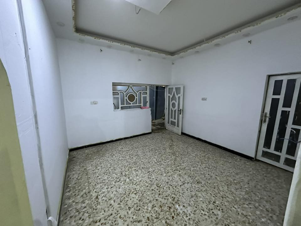 السلام عليكم بيت للايجار ١١٠ م طابقين غرفتين نوم نظيف جدا شارع ٦٠ مقابل بوابه الفنون ب٣٥٠ مع الماء والكهرباء وبيه مجال مطلوب عائله صغيره للتواصل ***********
