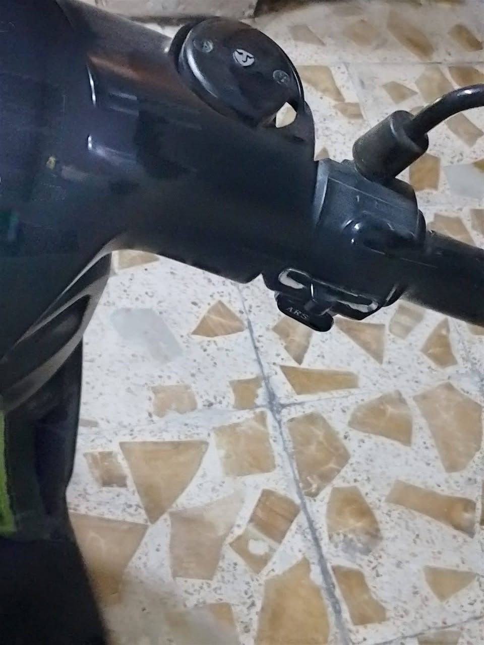 سلام عليكم دراجه شحن لبيع مواصفات 6بطاريات شاشه ايباد لايت زنون عالي وناصي دبل اشاير يمنه ويسره تايرات جديد 3نمر سرعه حقيقية 70سعر 600وبيها مجال للشراي رقم هاتف ***********

