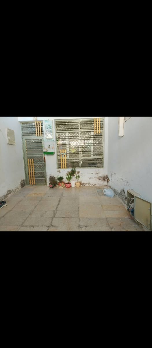 السلام عليكم نصف قطعه للبيع طابقين بناء حديث بين الاوفلي وبين داخل ب ظهر مستشفى شهيد الصدر شارع عريض المساحه 73 السعر190 وبي مجال رقم الاستفسار على هذا الرقم***********
