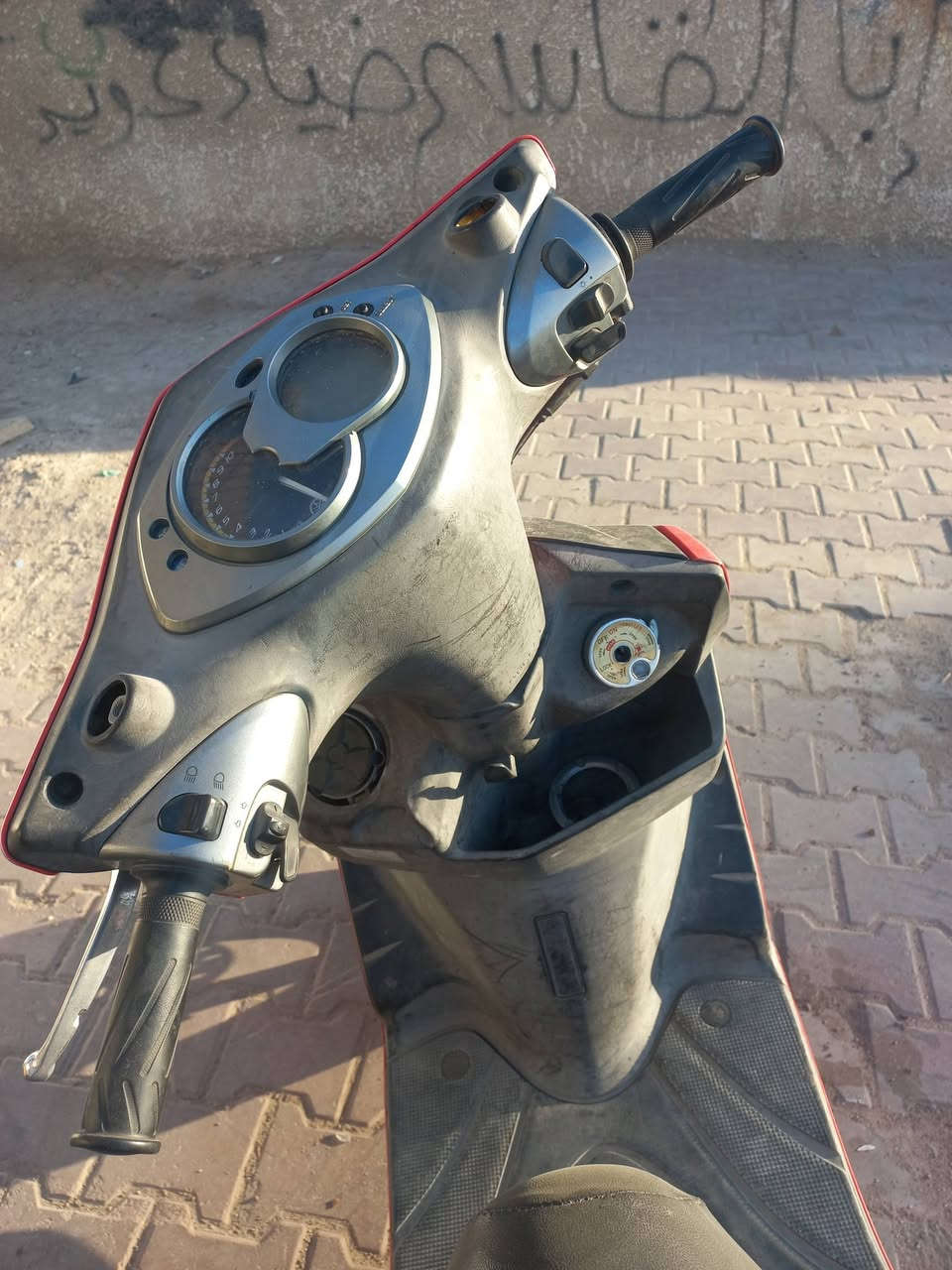 السلام عليكم دراجة للبيع سكنس كوري دراجة نضيفة ومستعجل ع البيع السعر 850 وبيها مجال *********** مكاني مدينة الصدر
