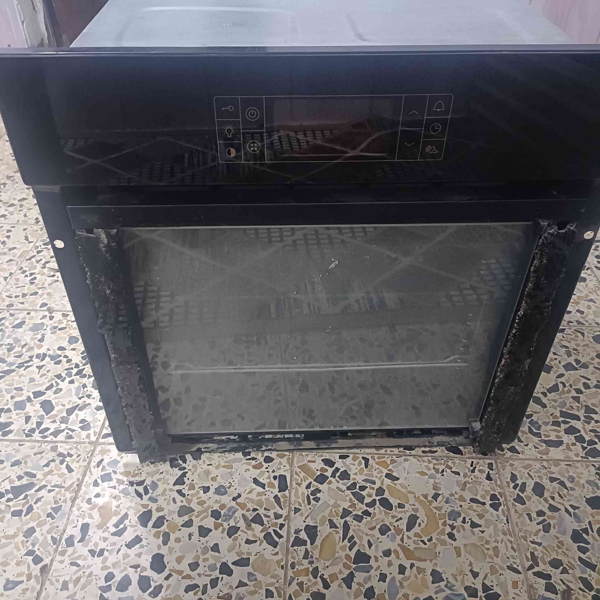 اوفن للبيع ما مستعمل ولا شاوين بي ابد جبير  كنترول لمس نظيف كلش بس الجامه الاماميه الخارجية مكسوره الداخليه ما بيها شي شغال طبيعي  
السعر 100 الف بي مجال قليل الاستفسار ***********
