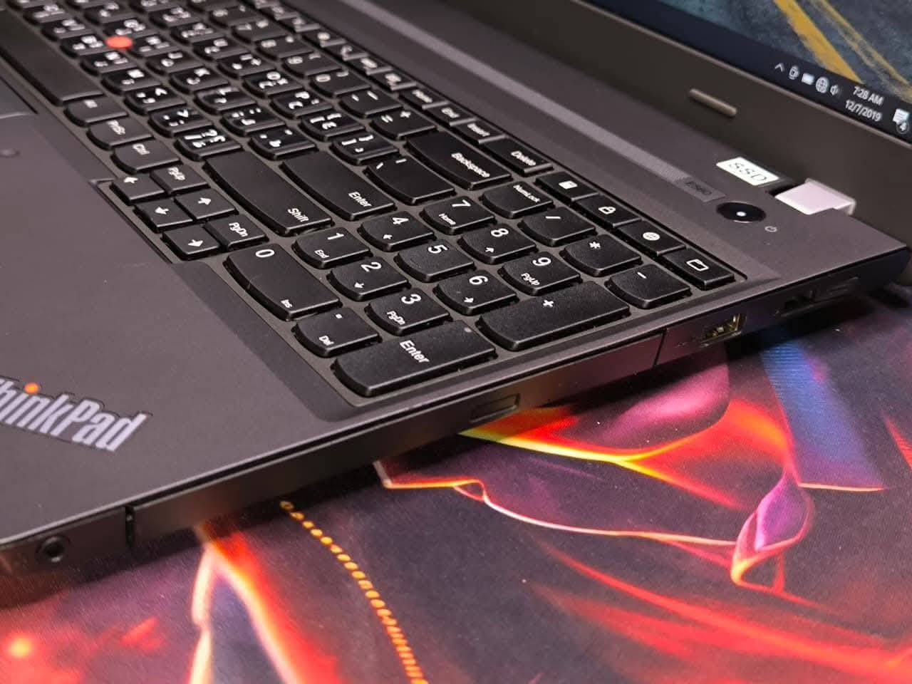 لابتوب Lenovo ThinkPad E560

جهاز عملي قوي مناسب للدراسة والعمل المكتبي وتشغيل البرامج اليومية بسلاسة مثل الأوفيس والتصفح والبرامج الجامعية.

اختيار ممتاز لمن يريد جهاز اعتمادي من سلسلة ThinkPad المعروفة بالتحمل والجودة.

💻 المواصفات:

• المعالج: Core i7 الجيل السادس فئة U

• الرام: 8GB

• الهارد: 256GB SSD سريع للإقلاع وتشغيل البرامج

• الشاشة: 15.6 إنج بدقة FHD صورة واضحة ومريحة للعين

• الكيبورد: ستيكر عربي / إنكليزي

• كرت الشاشة الداخلي: 4GB Intel

• كرت الشاشة الخارجي: 2GB AMD Radeon R7 M370

🎁 الهدايا المجانية:

• ماوس

• ماوس باد

• حقيبة لابتوب

• الشاحن الأصلي

🛡 الضمان والخدمات:

• فحص كامل قبل الإرسال

• فحص كامل قبل الدفع والاستلام

• ضمان 7 أيام استبدال عند وجود خلل مصنعي

• الجهاز جاهز للاستخدام المباشر

📍 الموقع: بغداد – الأمين الثانية

🚚 التوصيل متوفر إلى جميع المحافظات

📞 للتواصل واتساب: ***********

💰 السعر: 290,000 دينار عراقي
