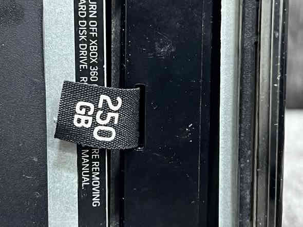 السلام عليكم للبيع اكس بوكس 360 كوبرة الجهاز نضيف هارد 250 جوستك واحد بي لعبه جيتي اي فقط جهاز حلو او نضيف 
مكاني الرمادي شارع ١٧ 
السعر ١٥٠ او بيج مجال ***********
@إشارة@
