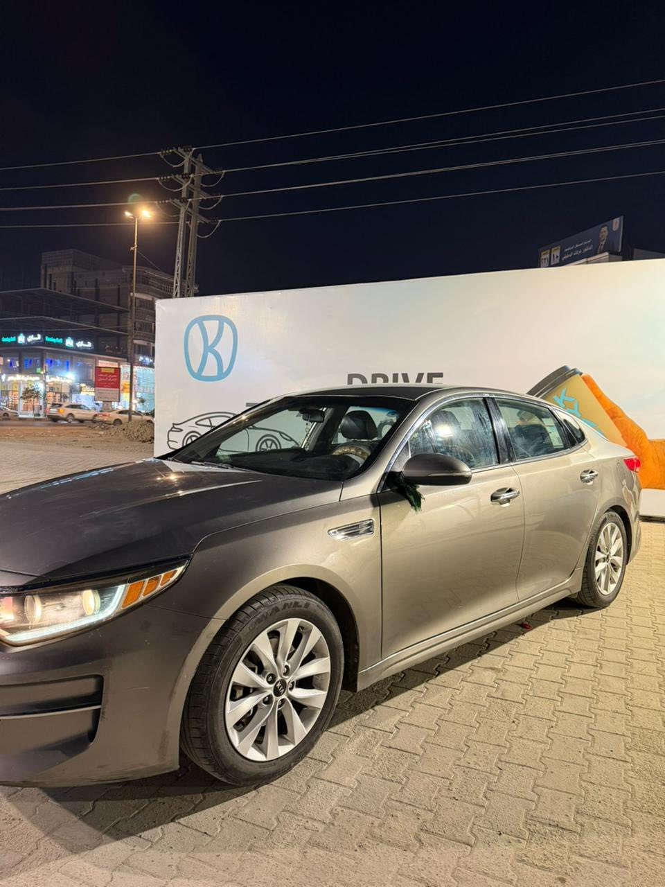 السلام عليكم 
اوبتما للبيع موديل 2016  مكينة 2400 gdi جديده ماشيه 93 الف مايل فول مواصفات فئة EX الكير مكفول من الفتح ع وضع الشركه 
مواصفاتها معروفه ( كشنات تدفئة ، ستيرن تدفئة ، تبريد قطعتين ، كشن السايق خزن memory , كامره دواره )
حادثها من امريكا باب السايق وبالباب الخلفي ( حادث جانبي ) وهلال الجاملغ الخلفي بيها صبغ فقط البيبان مال حادث والجاملغ اما الباقي مكفول كفالة عامه والايرباكات راجعه سستم فقط ايرباك دركه حادث كلش بسيط   
رقم اربيل هزه وسنوية جديده سياره بأسمي شخصيآ تريد مداور تريد وكالة سياره خاليه من كل نقص بيه فقط ليك بالبتريد السياره نضيفه  حداديه جديده والصدر مكفول من الفتح وهذا تقرير السياره من امريكا والسونار مرفق كذلك
عنوانه النجف الاشرف رقم المبايل *********** 
سعر السياره 130 وبيه مجال بسيط للشراي اتصل بيك خير وتدلل كل التفاصيل مذكوره
