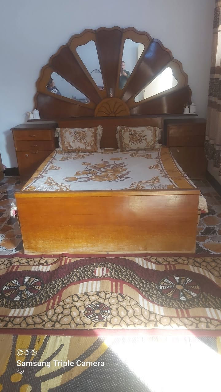 اسلام عليكم
تخت للبيع 
السعر ٨٠ وبي مجال 
الاتصال عل الرقم ***********
