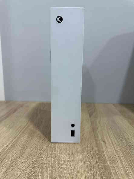 السلام عليكم
اكسبوكس سيريس اس نسخة 512G مستعمل نظافة 100% ممفتوح واستعمال سنة يجي وية الكارتونة وجميع ملحقاتة الاصلية

فقط الجوستك بيه ضرر بسيط بطرف مثل ماموضح بصورة

ويجي وية جهاز كيم باس 9 اشهر (ضمان على طول الاشتراك) 

سعر 350 ألف وبي مجال بسيط لشراي

توصيل داخل محافظة المثنى بتحديد سماوة مجانا

ويجود توصيل لباقي المحافظات

تواصل واتساب : ***********
