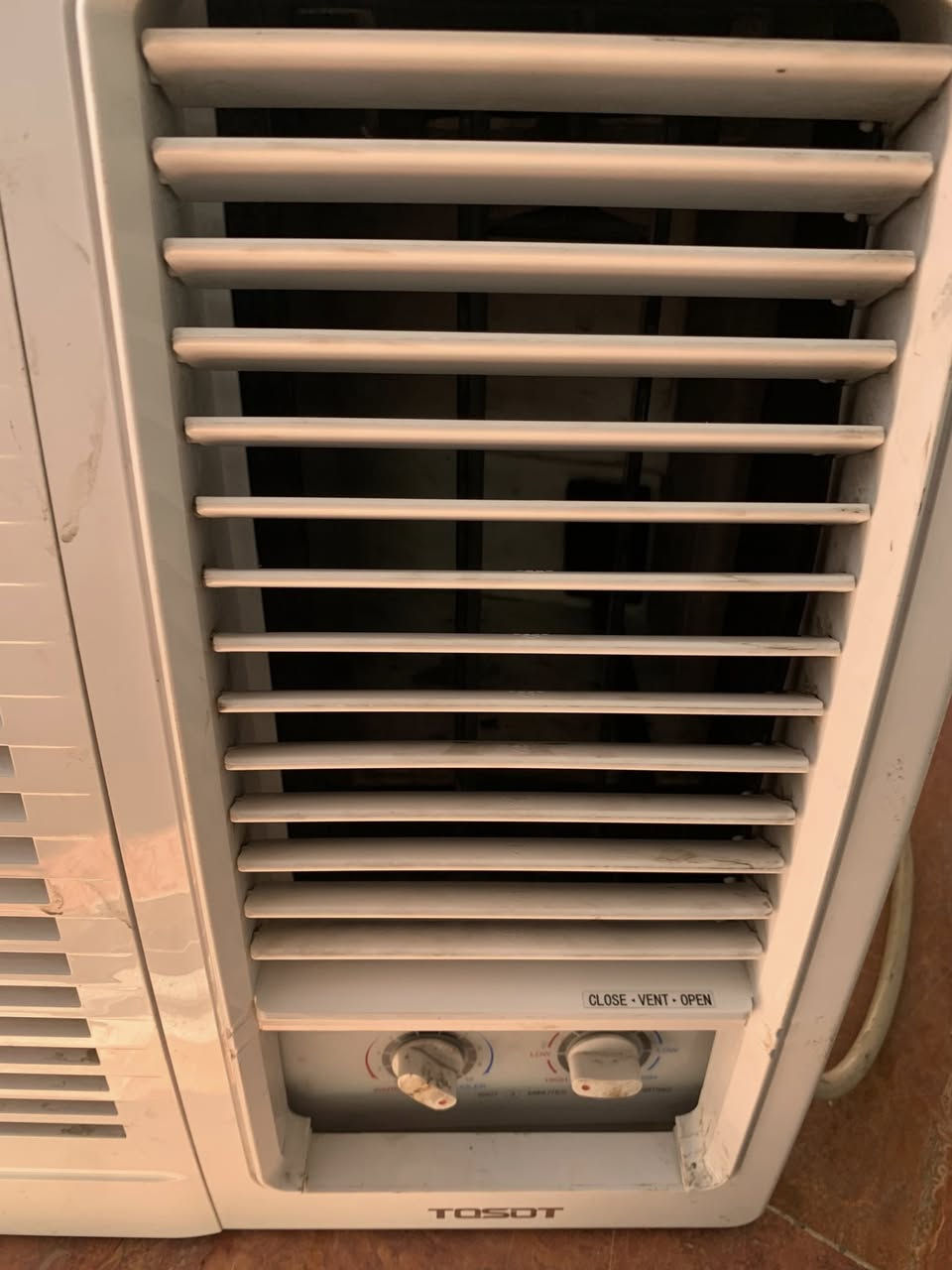 السلام عليكم 🫡 
مكيف توسوت غاز R410 الحديث 
شغال فول تبريد ❄️🧊
سعره ٢٧٥ وبي مجال مكاني بغداد الأمين 
للاستفسار *********** وبي واتساب
