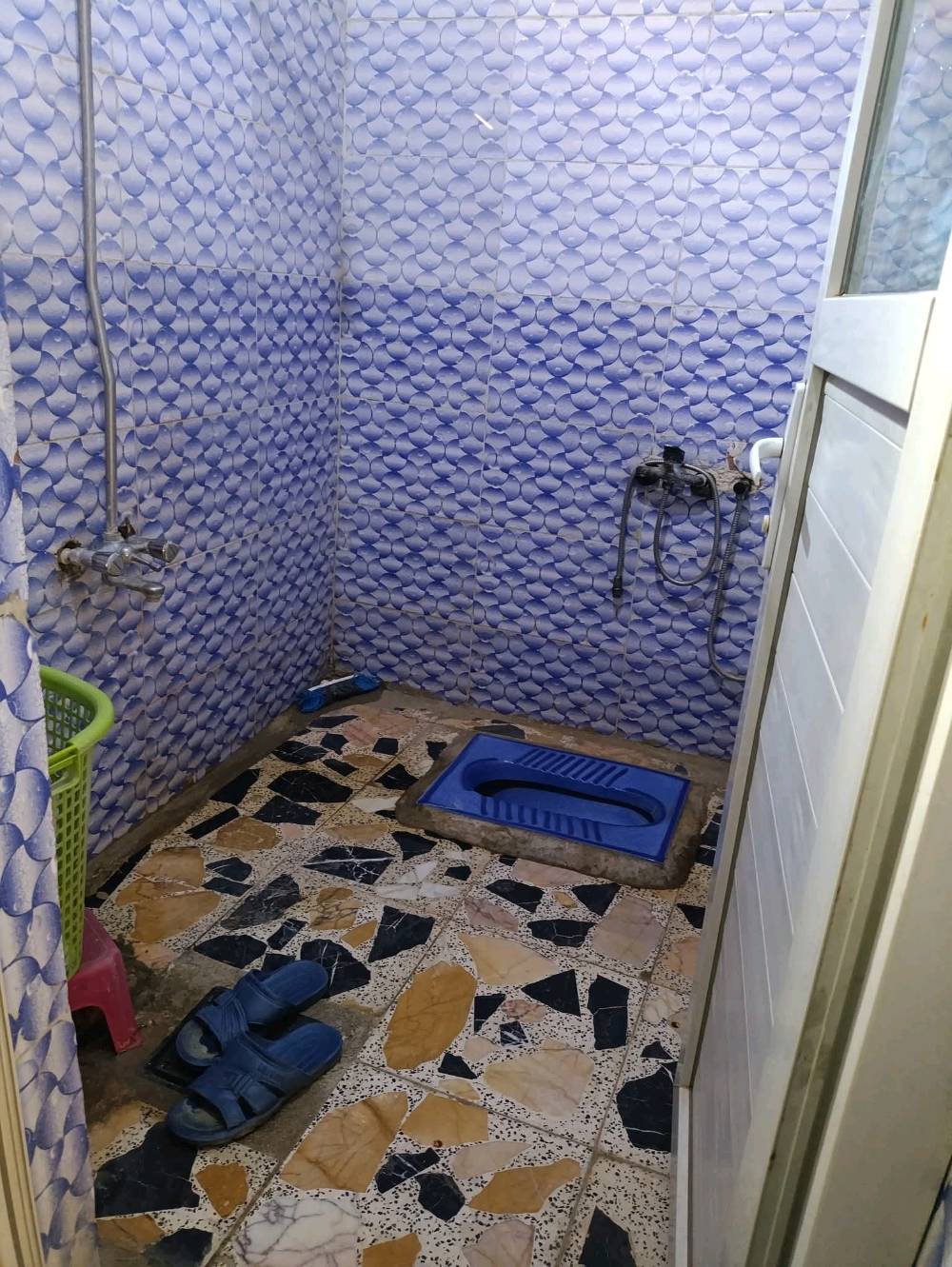 بيت 150متر ركن ع شارعين طابو زراعي مشمول ب التطويب  سند 25  كافة الخدمات متوفرة ماء كهرباء باب البيت البناء اساس صب بناء بلوك سقف عكادة. يتكون من 3غرف نوم وصالة ومطبخ واستقبال وطارمة جبيرة يبعد عن الشارع تقريبا 100متر عنوان كوفة شارع معمل خلف مستوصف علي الرماحي   