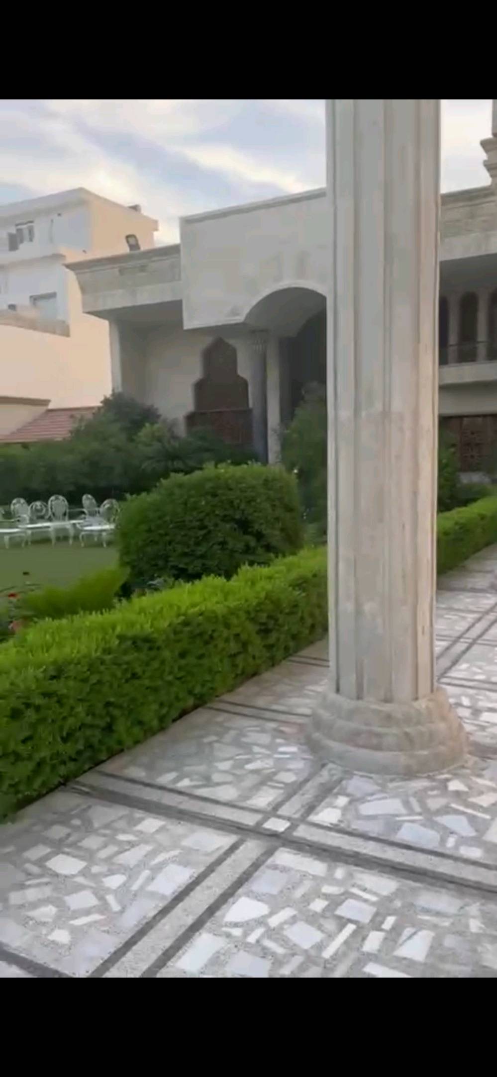 مكتب الفرقدين للعقار 
بيت بجادريه مربع سيد عمار حكيم  وره محطه مساحته ١٨٠٠ مساحة بناء ٦٠٠ حديث سعر متر ٤٧ ورقه
الاستفسار اتصل ***********
