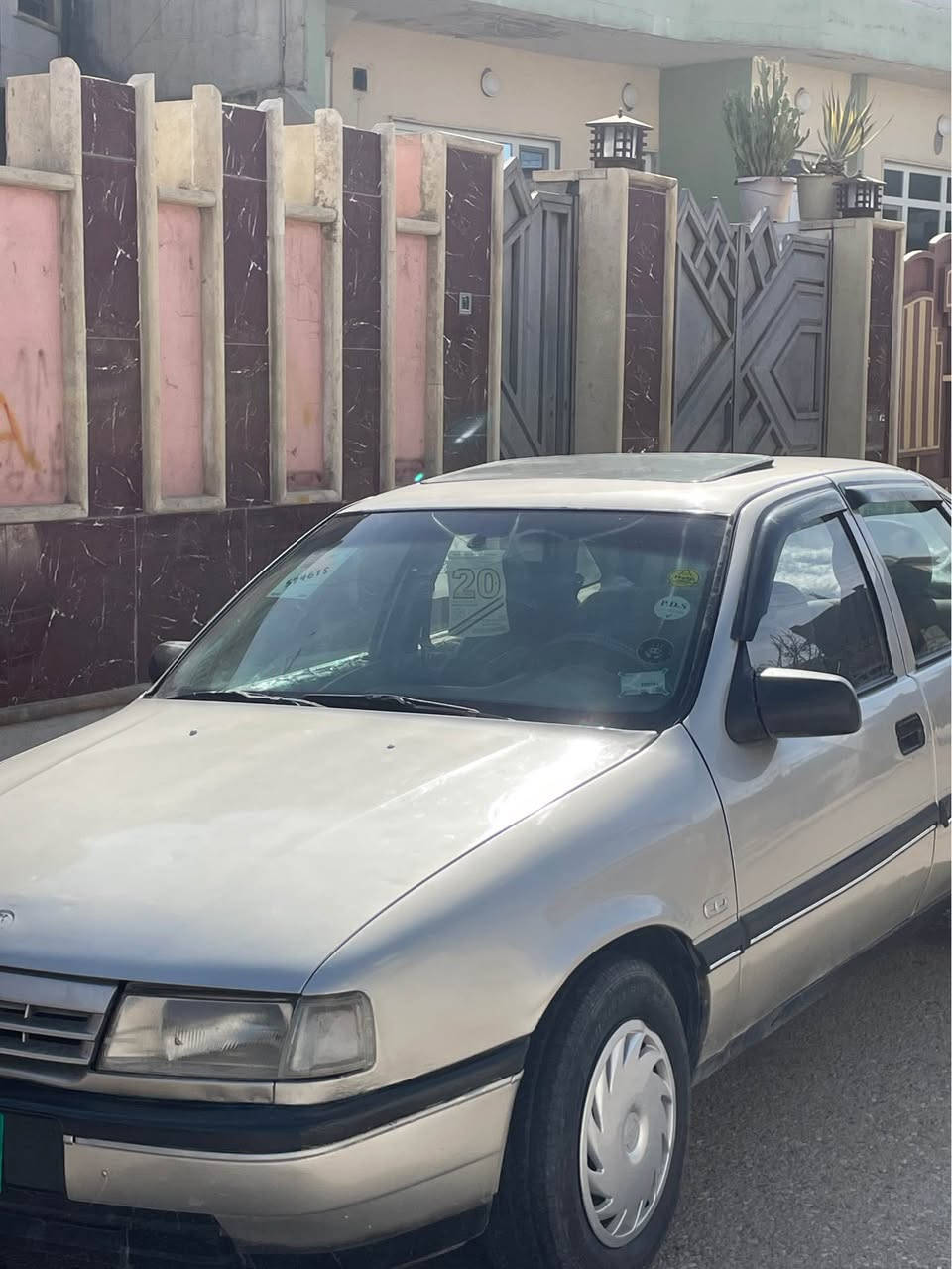 ئوپل فكترا مودبل 1991 
رقم نينوي شرط تحويل و وكاله 
داخل اصفر جديد 
تايرات جديد تخم و حداديه جديد 
حجم محرك 20 
سياره جام كهربائي سلايت 
سياره بدون تكحيل بدون شخوط 
سعر 30 و مجال 
*********** شيخان, نينوى
