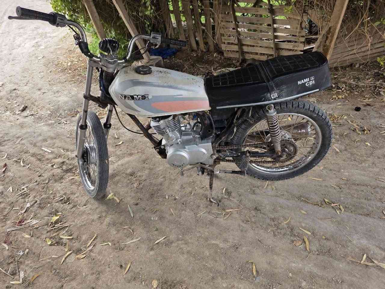 السلام عليكم دراجه للبيع شاصي نامه ومحرك انتنز بدون اوراق مكفوله عشائريه السعر 550$ وبيه مجال المكان بساتين الماجديه منطقه ام لبطوط +الشراي يجي خاص + رقم الهاتف ***********
