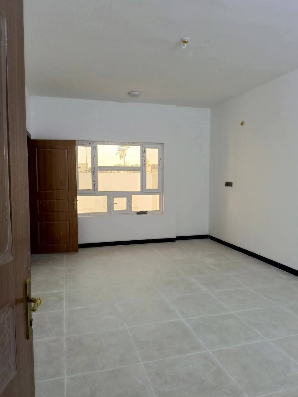 بيع مستعجل بيع مستعجل بيت طابقين للبيع في مجمع السلام مجاور ملعب الصوفيه  البيع نقدا او مراوس بقطعة ارض في الزراعه او حي الاساتذه
يحتوي البيت على 4 غرف نوم واستقبال ومطبخ وهول وصحيات مساحته 200 متر
السعر 150 مليون او مراوس بقطعه ارض بل زراعا 
الاتصال على الرقم *********** يوجد فيه واتساب
