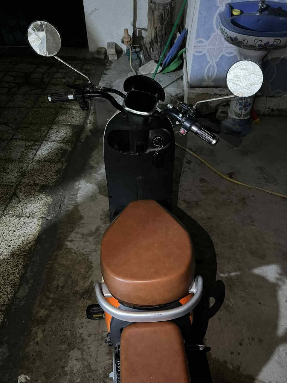 السلام عليكم دراجة شحن للبيع استخدام قليل جداً 

مواصفاتها 

بطاريات عدد 2 

بصمة عدد 2 

كلشي شغال بيها 

محوله مالتها 

والصور توضح كلشي

مكانها بغداد العبيدي 

رايدها بـ650 الف وبيها مجال للشراي ان شاء الله 

للتواصل حصراً ***********
