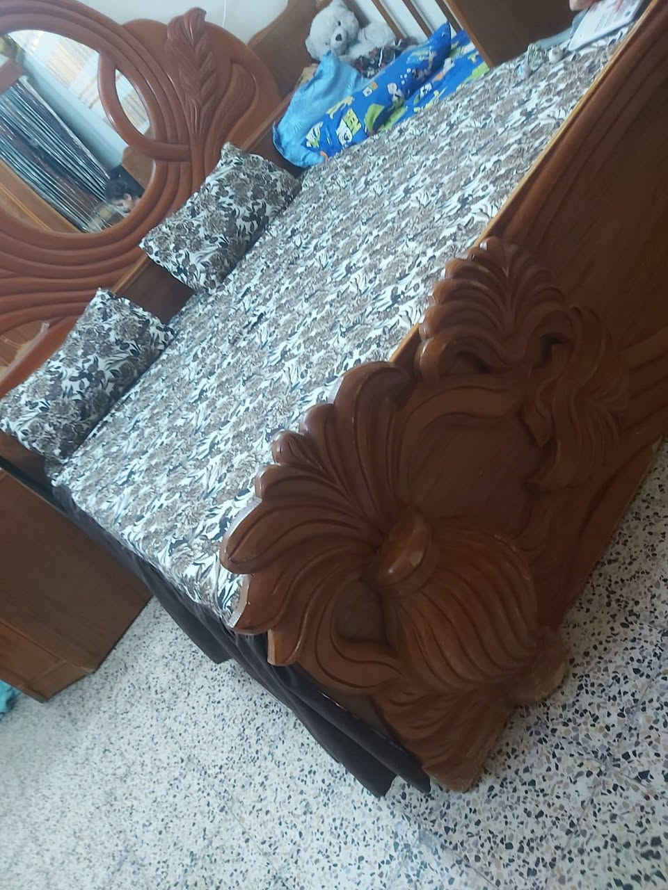 ديكور تخت نفرين بدون كشن السعر 100
حي صدام مدخل الاول
***********
***********
