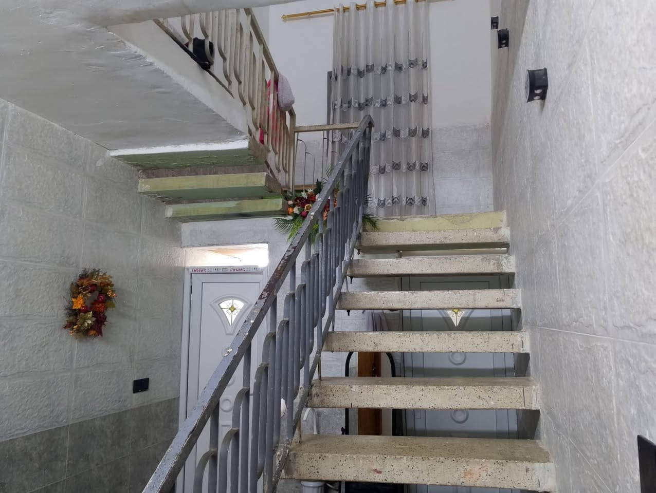 الدار للبيع حي 17 مساحه 230م قرب مدرسه المشاعل الابتدائيه بناء ترميم جديد ارضيه بورسلين بياض. تاسيس ماء ومجاري جديد وبناء طابوق وسقف صب الواجهه 11 والنزال 21 للاتصال على رقم ***********
