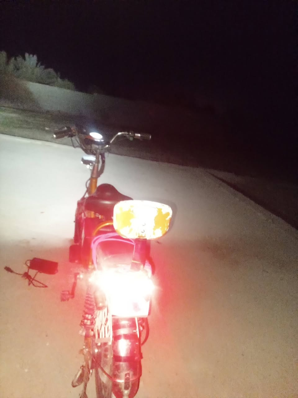 بايسكل شحن من رخصه الادمن
بايسك شحن بطاريات اصليه جدد 
وشاحنه اصليه 
السرعه 60كم فعليه
تواير وجوابه جدد
بي نقص اشاير اماميه 
وركبته الستيرين منقصه صجم 
بس شغال يمشي حاليا كلشي مابي 

رقم الهاتف ***********
السعر تعال خاص
