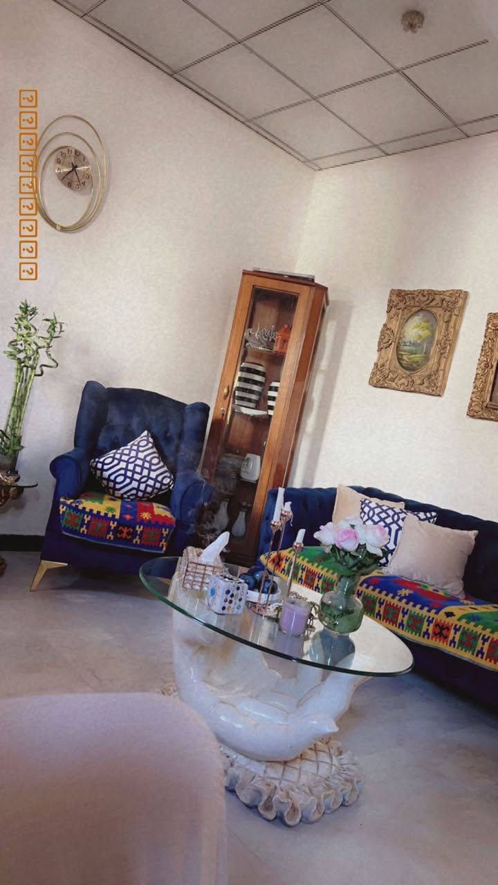 السلام عليكم عندي تخم للبيع يتكون من قنفتين وكرسيين وياه مفارش بي مكان حرك مال فحم  السعر 250 مكاني قرب اسواق حجي احمد
الرقم ***********
