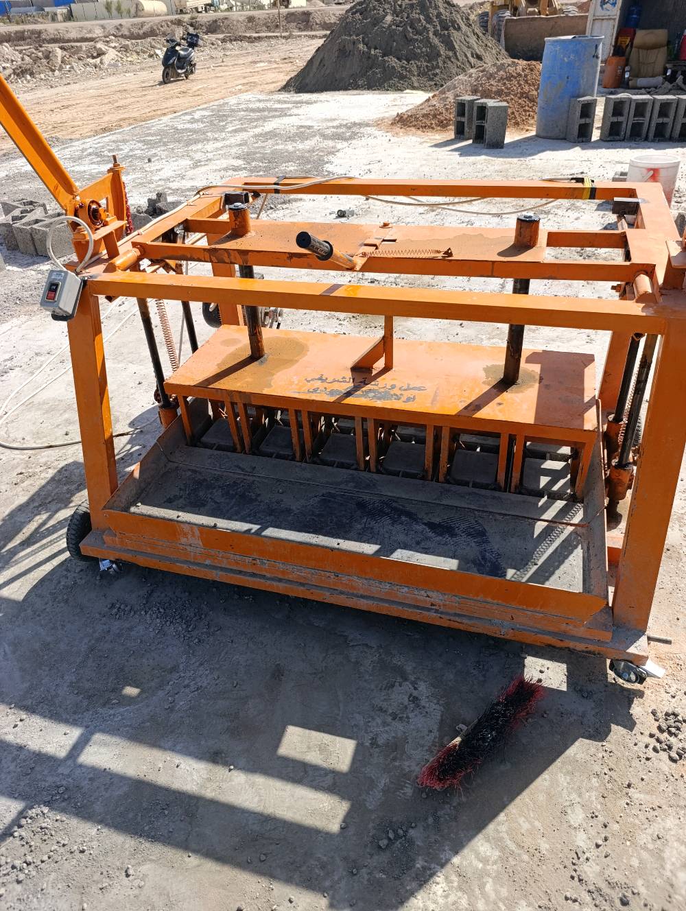 العنوان النجف الكوفة
خباطة السعر مليون و٨00وبية مجال للشراي
مكينة بلوك بياضة بل دقيقة 6 بلوكات 
السعر 30 ورقة
البيع مستعجل لعدم التفرغ اذا بس تعامل لا أتعبني رحمة لوالديك وهم كلنة على باب الله لا تجي وتكسر بيهن ترة تبيعلك شهر اطلع فلوسهن ما عندي مكان ومستعجل على بيعتهن