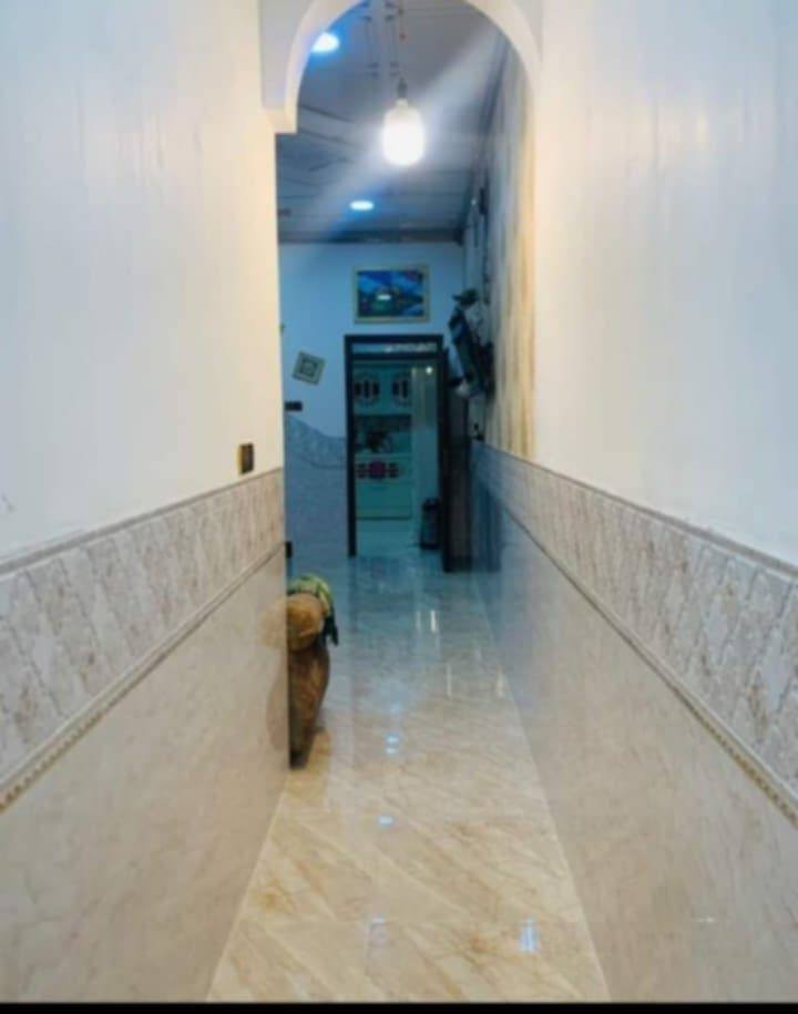 السلام عليكم بيت للبيع حي القادسية تأهيل طبي المساحه 150 متر الوجه 5 النزال 30 البيت طابقين 3غرف 3صحيات مقابل أسواق الجامعه لتواصل *********** البيت بأسمي التحويل مباشر شارع ألبيت 15 متر
