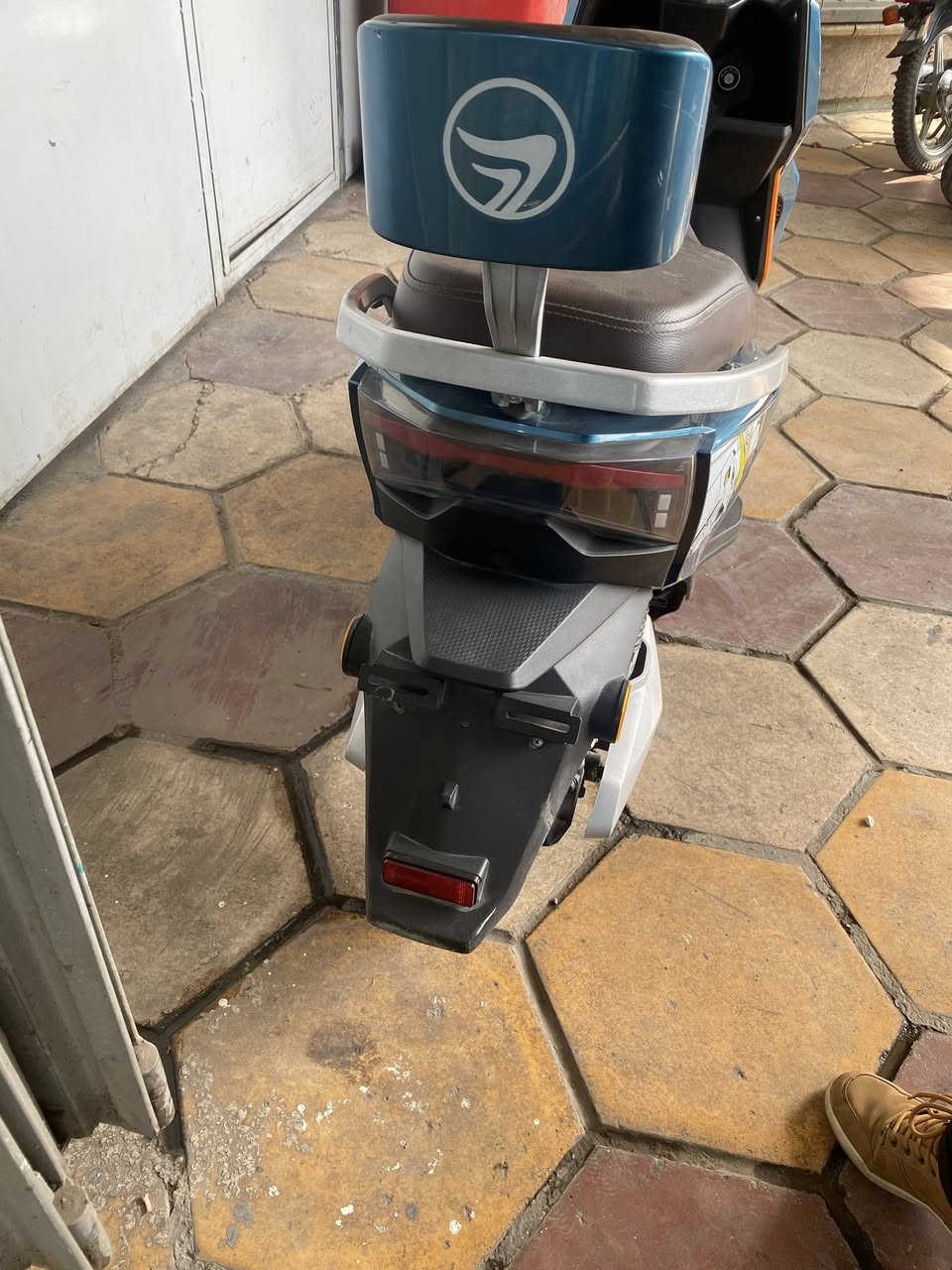 السلام عليكم
دراجه شحن من شركه سايج 
موديل 25 بعدها جديده صارلها 6 اشهر من اخذتها كلشي بيها شغال بطاريات بحاله ممتازه تمشيك 60 الى 70 كيلو بالشحنه الوحده سويجين بصمتين مانع انزلاق abs
كير 4 نمر نضام مانع سرقه تشغيل عن بعد بيها P ونضام الرجوع للخلف R 
سعرها 600 وبيها مجال 
للاستفسار ***********
مكاني اعظميه او مدينه
