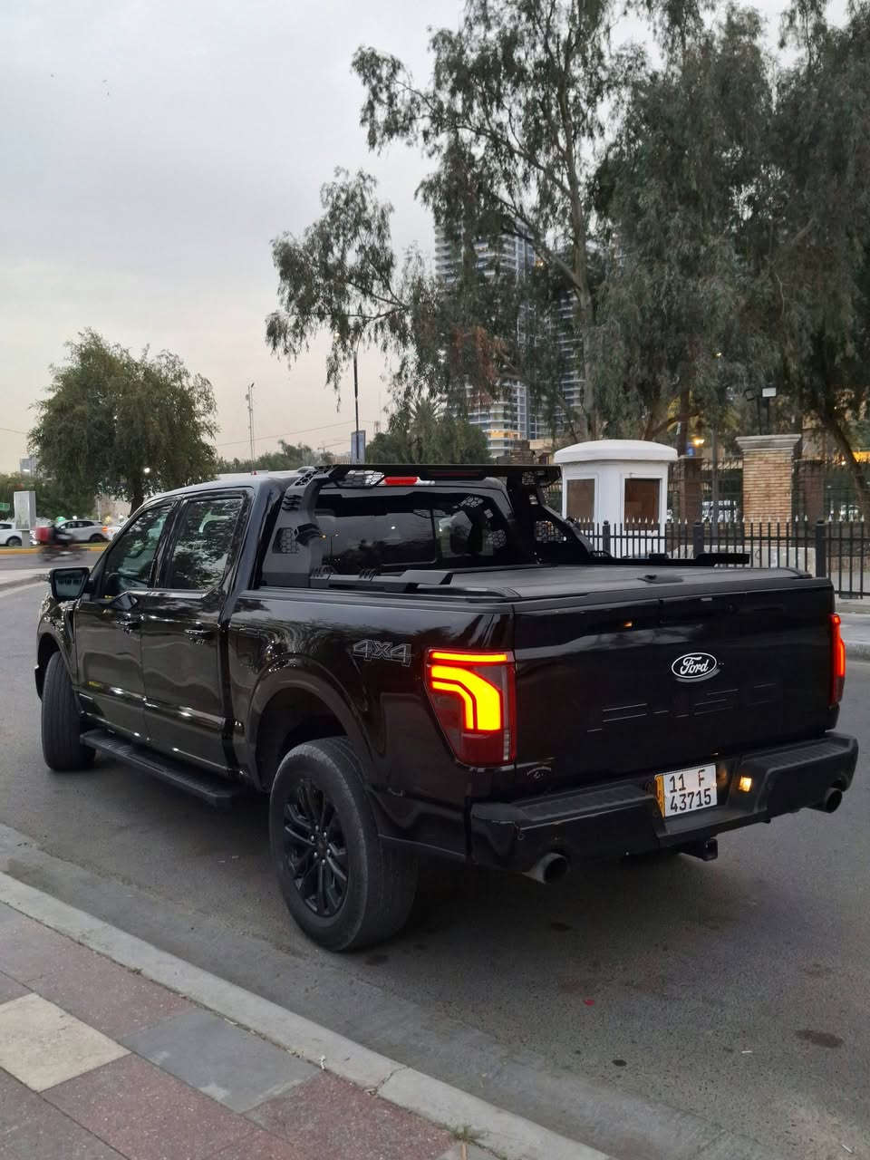 للبيع فورد f150 هايبرد
موديل 2024
فورد F-150 لاريات هايبرد
محرك V6 سعة 3.5 توين توربو هايبرد
Ford F-150 LARIAT 
V6 3.5 Twin-Turbo HIABRD
الممشى 9000 ميل 
باب طويل بدي قصير
لون اسود ملكي (ميتالك شذرة ذهبي)

المواصفات

▪️حساسات امامي وخلفي
▪️کامرات 360
▪️رادارات امامي وخلفي وجانبي
▪️مثبت سرعة تفاعلي
▪️دفع رباعي و ثنائي 
▪️دبل ثقيل دبل خفيف
▪️تدفئة وتبريد المقاعد الامامية
▪️مقاعد بحركة كهربائية كاملة
▪️تحكم كهربائي لعجلة القيادة
▪️ثلاث وضعيات خزن لمقعد السائق
▪️مولد كهربائي خلفي 30 امبير
وباقي مواصفات اللاريات المعروفة 

السيارة شرط ماكو اختها بموديلها وبنظافتها 

السيارة بدون صبغ فقط تبديل باب خلف السائق نفس اللون
رقم المالك : ***********
