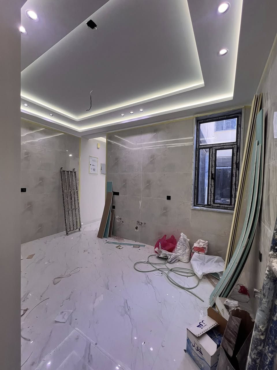 بيت للبيع طابو ملك صرف
بيع مباشر اني صاحب البيت

المساحة 100 متر واجهة 5 مدخلين عرض الشارع 10 متر
يحتوي على 4 غرف نوم و 3 حمامات وغرفة غسيل ملابس بالبيتونه
البيت مميز سنه البناء 2026 غير مسكون
العنوان الدورة شارع 60 خلف اسواق نعوش
للاستفسار عن السعر متوفر واتساب ***********
