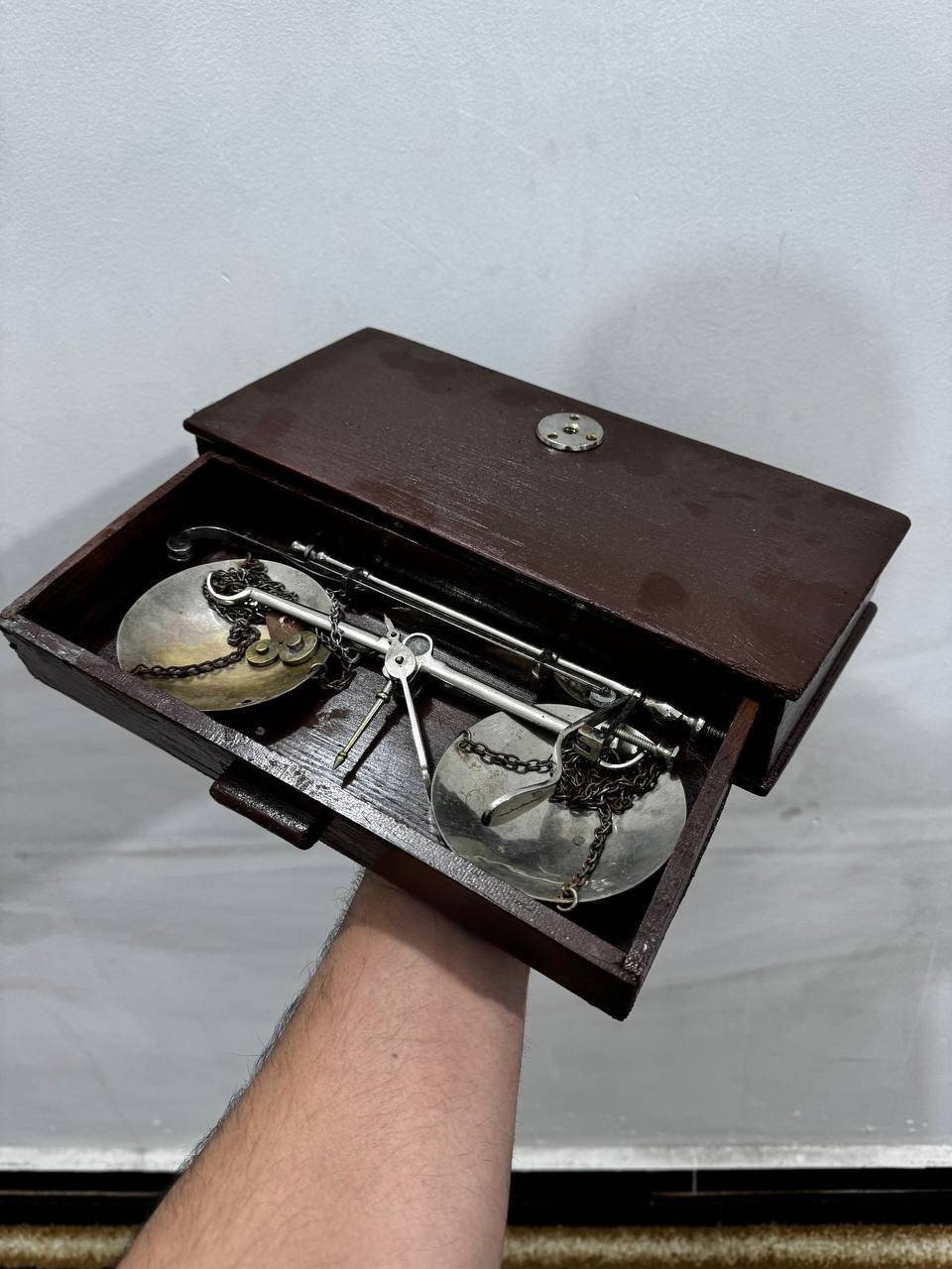 ميزان جواهرچية قطع من النوادر انتيك نحاس طلاء فضة يتفصخ ينضم داخل الصندوق حجمة موضح 
فيديو داخل المنشور موضح أكثر *********** بغداد
