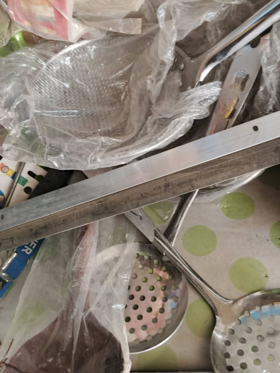 للبيع مواد منزليه سعر الدرزن  6000دينار تصفيت محل العنوان بعقوبة تقاطع القدس خلف  مطعم ابو حمره الاتصال ***********
