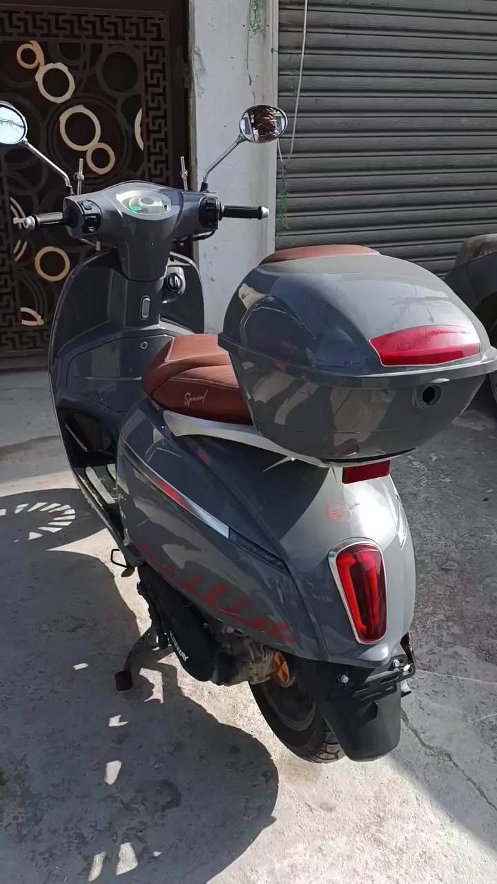 الانيقة Keeway Verzilia😎💪
بنيلي براند امتياز إيطالي 🇮🇹
الدراجة مرقمة وبيها سنوية
المواصفات 
محرك: سلندر واحد، 4 أشواط، تبريد هوائي
نظام الوقود: حقن إلكتروني EFI
القير: أوتوماتيك CVT (سير)
التشغيل: كهرباء + كيك ستارت
القوة: حتى 7.2 كيلوواط
الاستهلاك: 2.4–2.8 لتر / 100 كم
الفرامل: دسك أمامي، خلفي دسك/طبل
الإطارات: 120/70-12 أمام وخلف
خزان الوقود: 5 لتر
الوزن: 107 كغم
الحمولة: 150 كغم

السعر 1,650,000 دينار وبيها مجال 
الدراجة ماخذه زيرو من الشركة قبل سنه ونص ومماشيه هواي
8440 ميل 
14,000 كيلو تقريباً 
دراجة الشكل جميل وكلاسك وكعدتها مريحة وسياقته حلوه
اضافه الى وجود خوذه والجنطة

التواصل على الرقم ***********
