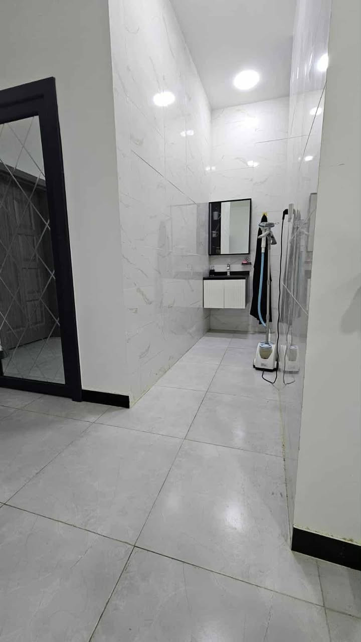 @يالله
السلام عليكم بيت 200 متر طابقين طابو صرف
ام الخيل الثالثه الواجه 10 طابق الاول غرفتين وصاله ومطبخ واستقبال وصحيات
الطابق الثاني غرفتين وصاله وصحيات 
لاستفسار الاتصال عل أرقام التاليه ***********
***********
***********
