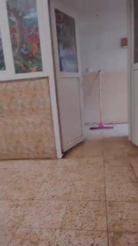 مساحة البيت 100 م البناء طابق ونصف طارمة + صحيات خارجيه مطبخ + استقبال...