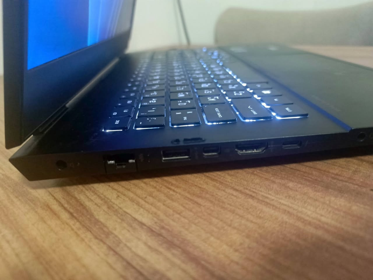 من رخصة الادمن❣️❣️
لابتوب گيمنگ من HP⚡🎮

HP OMEN 16

مواصفات الجهاز:

معالج🧠: Intel i7 11800 فئة H المعالج يجي بـ8 انويه و 16 مسار وبسرعة بوست 4.6Ghz

كرت الشاشة🦾: هو الوحش RTX 3060 والي يجي بـ6GB فيرام GDDR6 

الرامات⚡: يجي برامات 16gb DDR4 Dual channel بسرعة 3200 MHz بتوقيت CL 15

التخزين💾: التخزين هو NVMe 512GB GEN4 من سامسونج وبسرعه قراءه 6900 Mb\s وسرعه كتابة 5000 Mb\s

الشاشة🖥️: تجي بدقة الـfull HD (1920×1080) وبمعدل تحديث 144hz

نظام التشغيل👨🏻‍💻: يأتي بنظام windows 11 Pro مفعل🔓

الملحقات🎁: شاحن بقدرة 230w وجنطه وماوس مكتبي 

الجهاز استعمال قليل ونضيف جدا بس بيه كسر بسيط بإطار الشاشه وطبعا الكسر ما مآثر على الشاشه يعني لا مشاكل بالالوان ولا dead pixels 

السعر: مليون و100 وبيه مجال للشراي 

العنوان: بغداد الشعب حي التجار

للتواصل: *********** فقط واتساب
