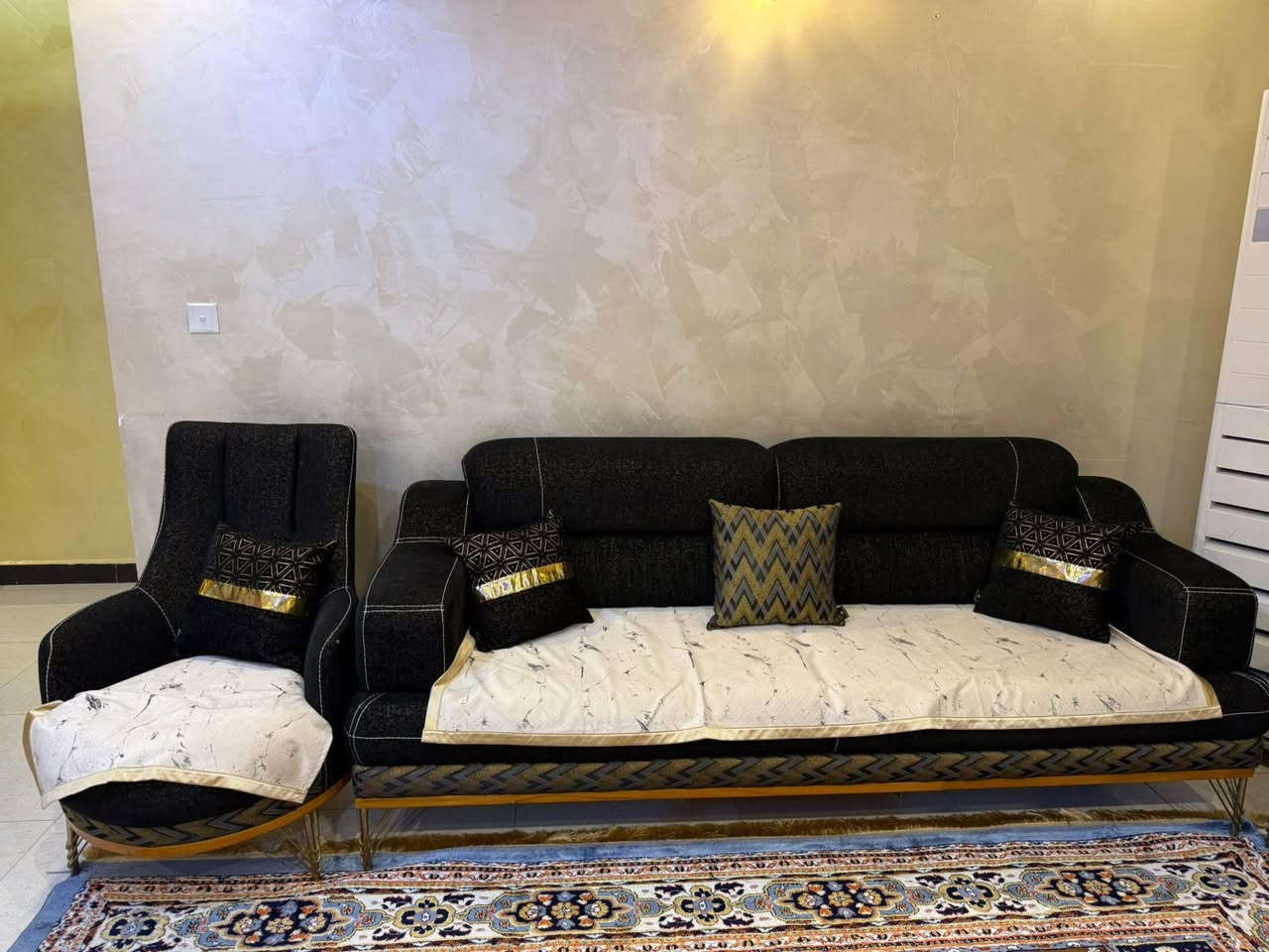 السلام عليكم
تخم 10مقاعد تركي 
نضيف حيل 
وكوشات بي 
بغداد مجمع الايادي
السعر مليون و200وبي مجال
0772 476 6860
