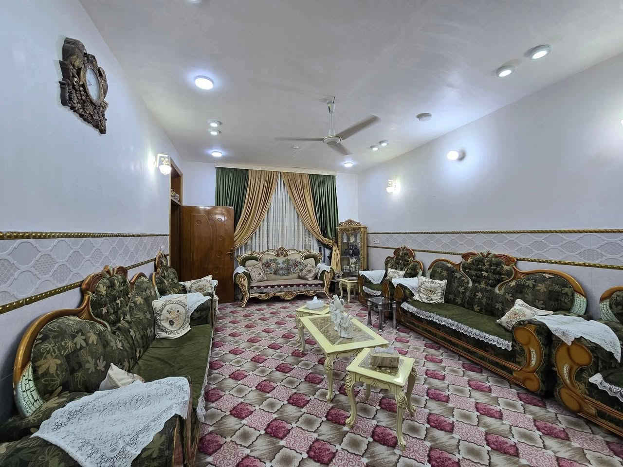 دار للبيع مساحه 200م 
طابو زراعي سند 25 
الطابق الاول 
غرفتين نوم.   هول.   استقبال.   مطبخ.   مجمع صحيات داخلي وخارجي.       كراج سياره 

الطابق الثاني 
غرفتين نوم.     هول.     مجمع صحيات.   

السعر130وبيه مجال.   بيع مستعجل 

بناء حديث  طابوك.  صب كونكريت.    عرض الشارع 8م
بابل ورديه داخل قرب الأمام سيد موسى 
***********
