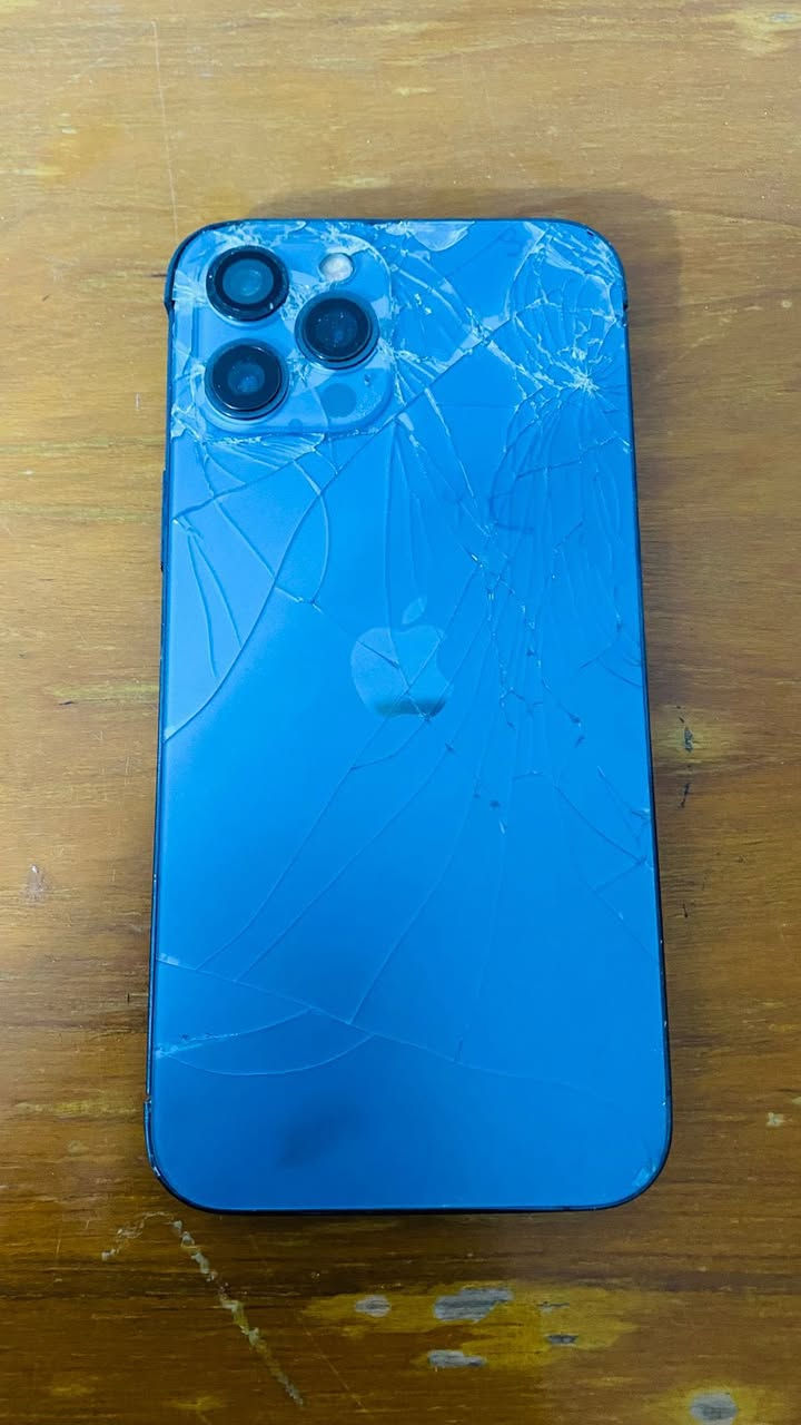 ايفون 12 بروماكس للبيع الشاشه عطلانه لازم تتبدل والظهر مكسور 
السعر 200 
بغداد بلديات

‭0770 586 7649‬
