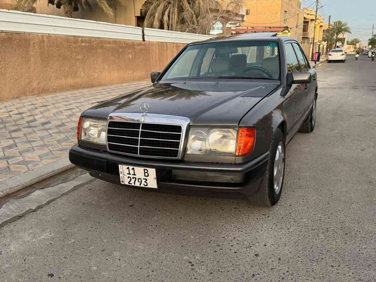مكلف بل نشر للبيع بسعر 68 ورقه   مارسيدس دب 230 كير محرك بلاديات  موديل 1989 رقم بغداد بسمي  ...صبغ بونيد وسط القمارة بداية الجاملغ الخلفي وشبر من الجاملغ الامامي شرط اثر جراد ...طخم تاير جديد وحدادية جديدة وتبريد ثلج  ...السيارة جاهزة متحط عليه الف كلش نضيفه  .رقم الهاتف ***********
