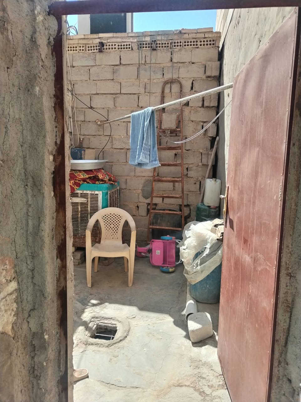 بيت طابو صرف للبيع
خلف مركز شرطة الحريه المساحه 100 متر كما موضح في الصور للاستفسار التواصل على الرقم ***********
