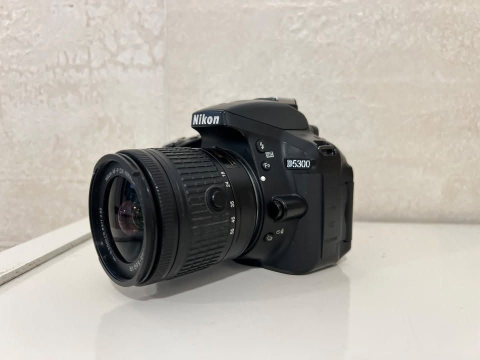 📸 كاميرا Nikon D5300 للبيع
• الحالة: 95٪
 • دقة 24.2 ميغابكسل
 • 39 نقطة فوكس
 • تصوير متواصل حتى 5 صور بالثانية
 • عدسة أصلية 18-55 (فتحة عدسة f/3.5–5.6)
 • حساسية ISO من 100 لحد 12800 (قابلة للتوسيع)
 • شاشة 3.2 إنج متحركة بدقة عالية
 • تصوير فيديو Full HD 1080p حتى 60 إطار بالثانية
 • بطارية أصلية + شاحنة أصلية
 • ويه جنطة أصلية
 • ✅ تدعم Wi-Fi + GPS

✔️ مناسبة للهواة والمحترفين
📍 يوجد توصيل لجميع محافظات العراق 
💰 السعر: [400] وقابل للتفاوض 

📞 للاستفسار:*********** (واتساب  فقط ✅ )

