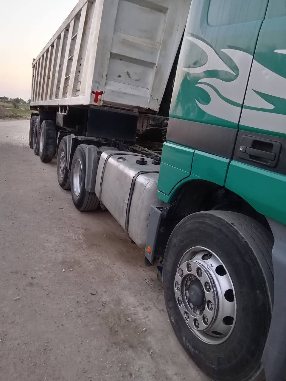 السلام عليكم لوري للبيع موديل 2002 
***********. ***********
