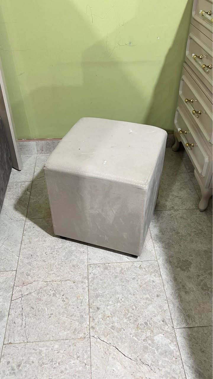 ميز مع مراه بيضويه كبيره احد مجراه الميز بهي بقعه عطر عدا ذلك الميز المراه بحاله جيده جدا بغداد, العراق


**إذا كنت صاحب هذا الإعلان وتريد حذفه لأي سبب، رجاءا أرسل رسالة إلى الدعم الفني**