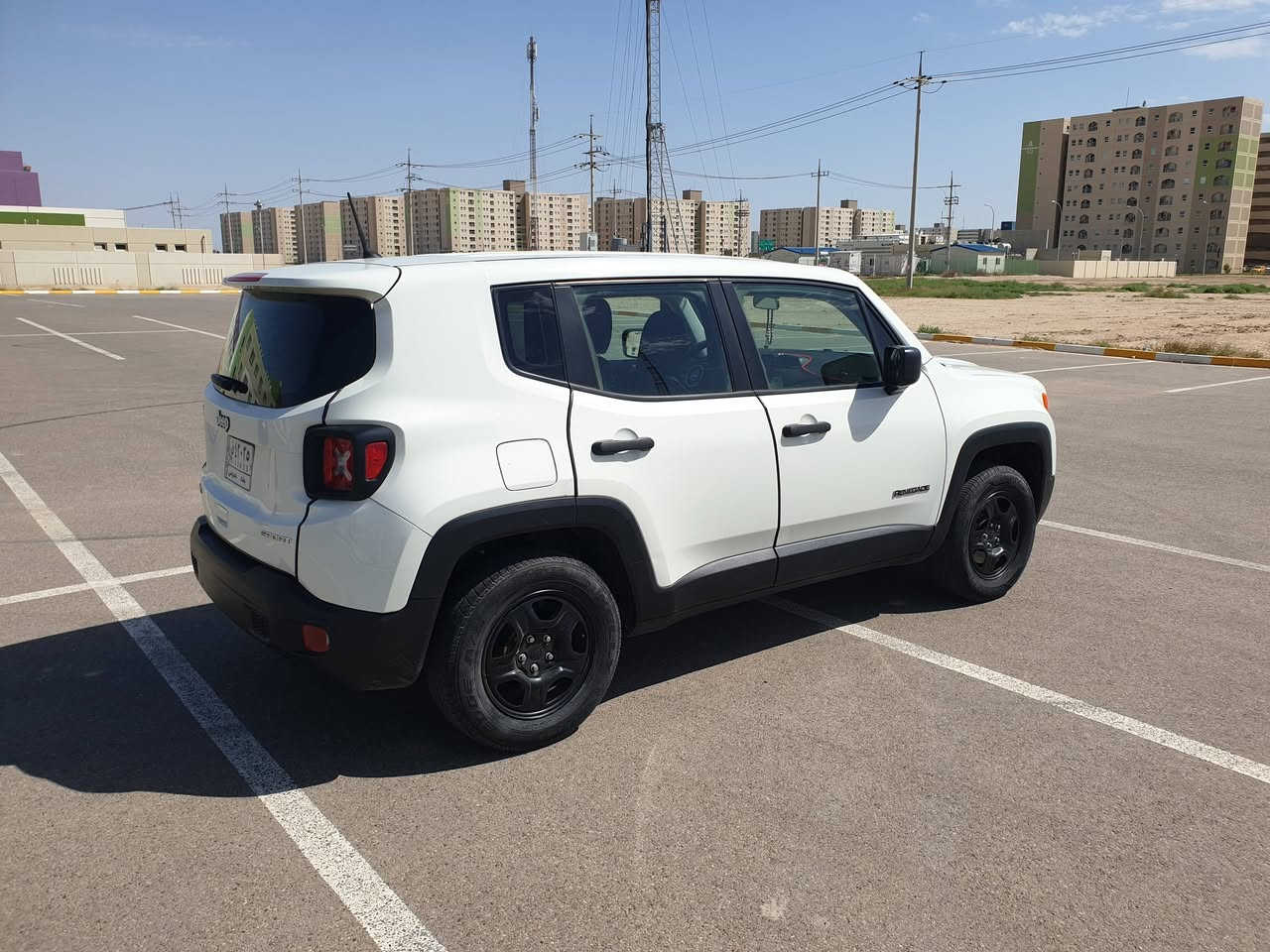 جيب رينكَد موديل 18 فئة سبورت 4×4
محرك 1400 توربو .. كَير عادي 
ماشيه 65 ميل .. حادثها فقط جاملغ امامي موضح بالصور بدون اي دواخل وبدون ايرباك وبجم كبس .. السياره مال بيت وكلش نظيفه وعلى ايدنه من امريكا .. جاهزه للأخير متصفر عليها فلس وكلشي مكفول بيها بحالة الوكاله .. رقم بغداد بإسمي تحويل ثاني يوم .. مكاني بغداد
***********
السعر 125 وبيها مجال
